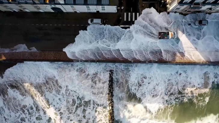D'immenses vagues lèchent les façades le long du sillon à Saint-Malo